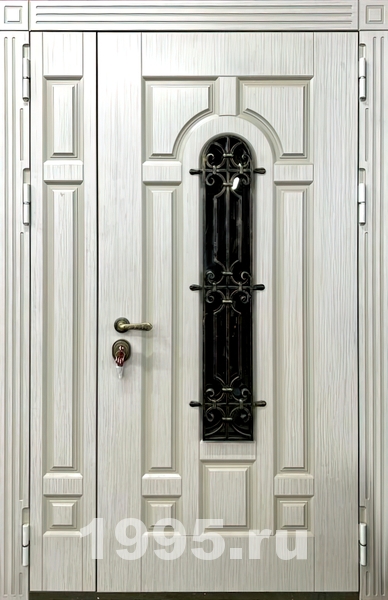 Дверь входная полуторная филенчатая с ковкой и стеклом Дверь входная полуторная филенчатая с ковкой и стеклом