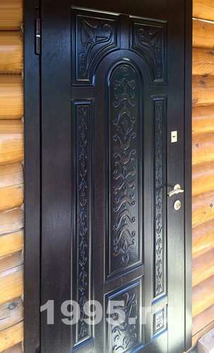 Черная дверь с резьбой Черная дверь с резьбой
