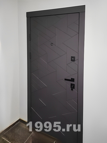 Дверь с черной фурнитурой Дверь с черной фурнитурой