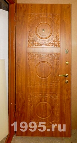 Дверь с резьбой изнутри Дверь с резьбой изнутри