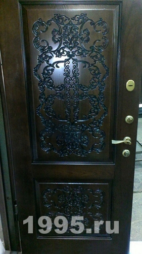 Коричневая дверь с узорами Коричневая дверь с узорами