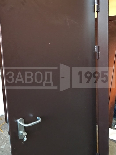 Вид петель и ручки на двери Вид петель и ручки на двери