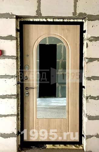 Светлая дверь с зеркалом Светлая дверь с зеркалом