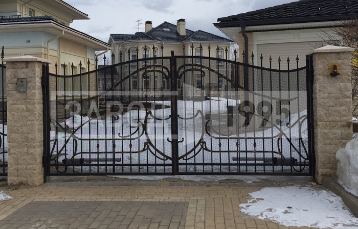 Общий вид кованых ворот Общий вид кованых ворот